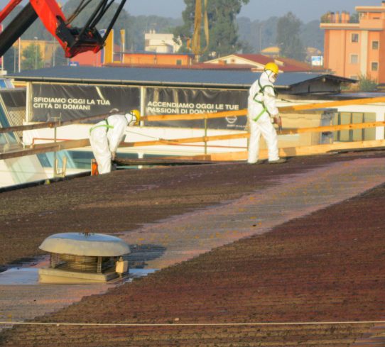 Bonifica amianto certificata: soluzioni sicure ed efficaci per la rimozione e lo smaltimento nel rispetto delle normative.