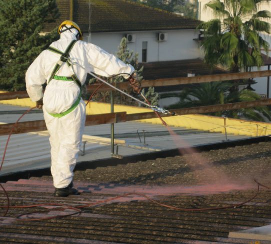 Bonifica amianto certificata: soluzioni sicure ed efficaci per la rimozione e lo smaltimento nel rispetto delle normative.